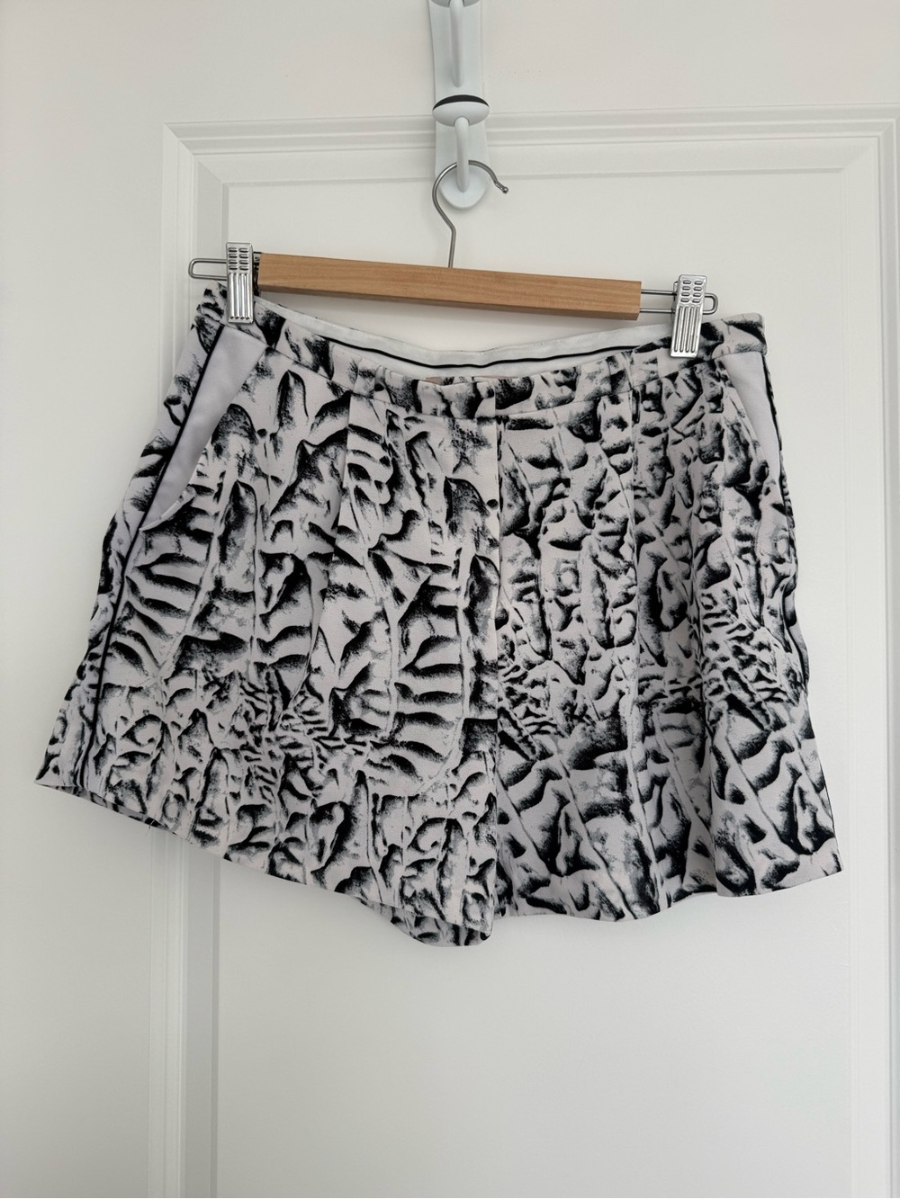 PHILOSOPHY | Black and White Tailored Shorts - Size 8